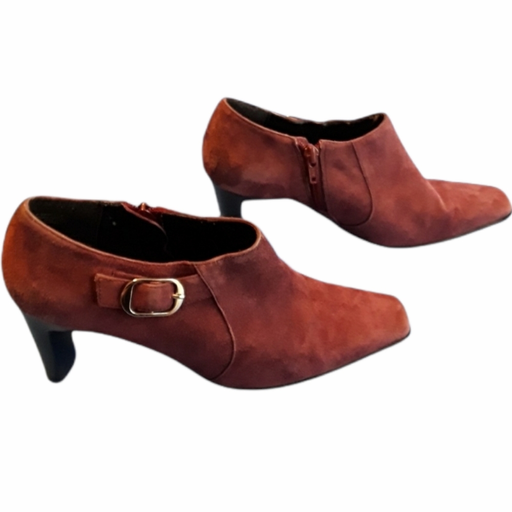 Bandolino B Gracious Maroon Suede Ankle Side Zip Buckle Heel Bootie EUC sz 8